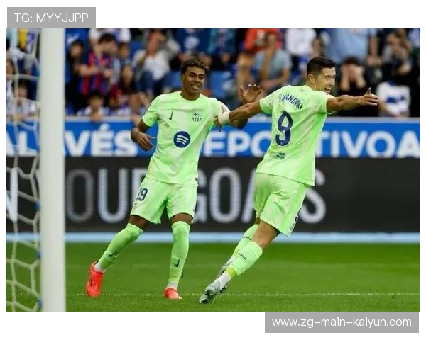 巴萨反越位配合完美，莱万补射擦网入网